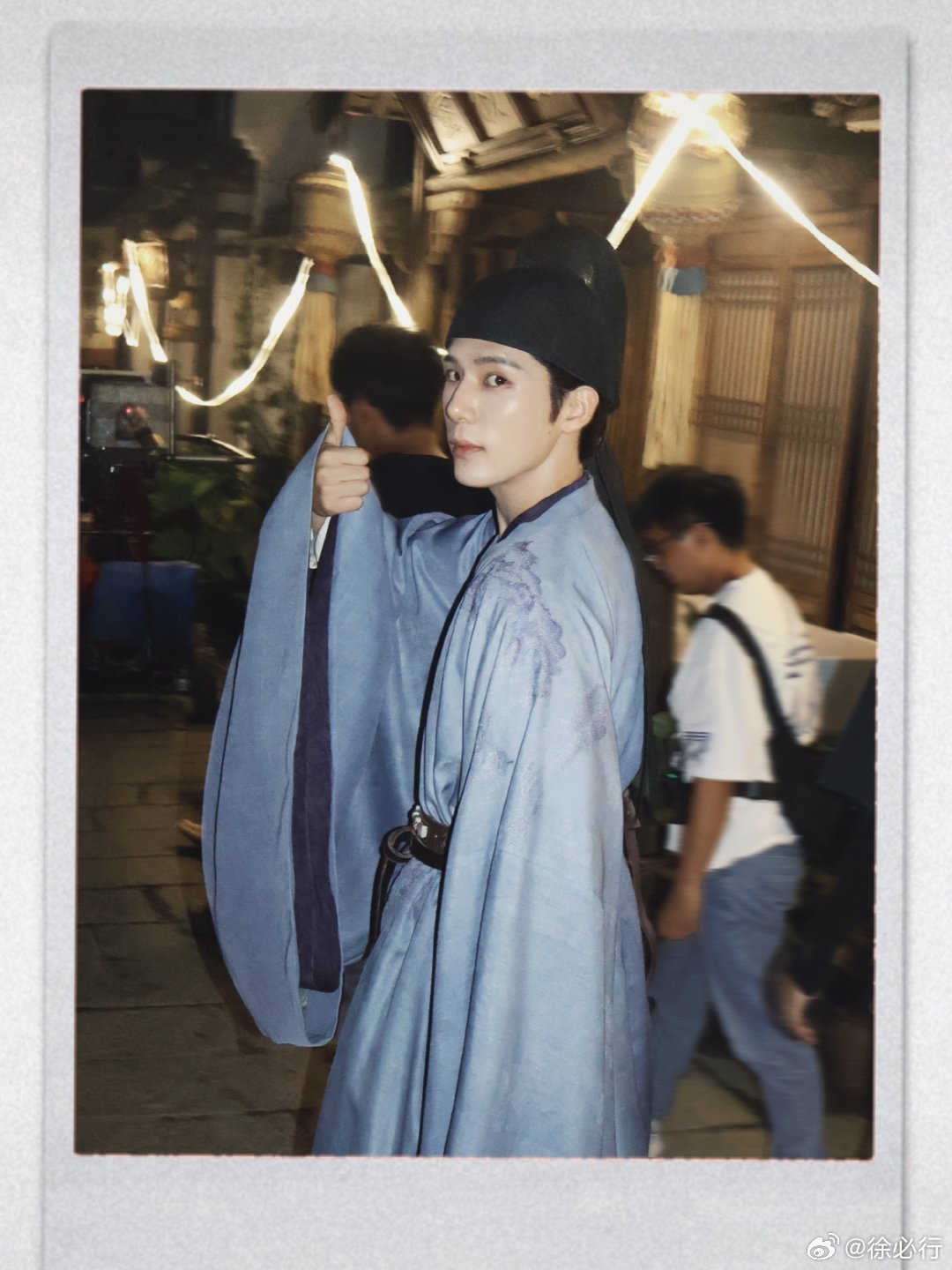#王安宇[超话]# 💙🫧一念起江南，轻舸渡人间。🍃青衫立烟雨，风骨自翩然。衣袂风雅，眉眼温柔——期待演绎陆轻舸，🌙静候相逢！ ​