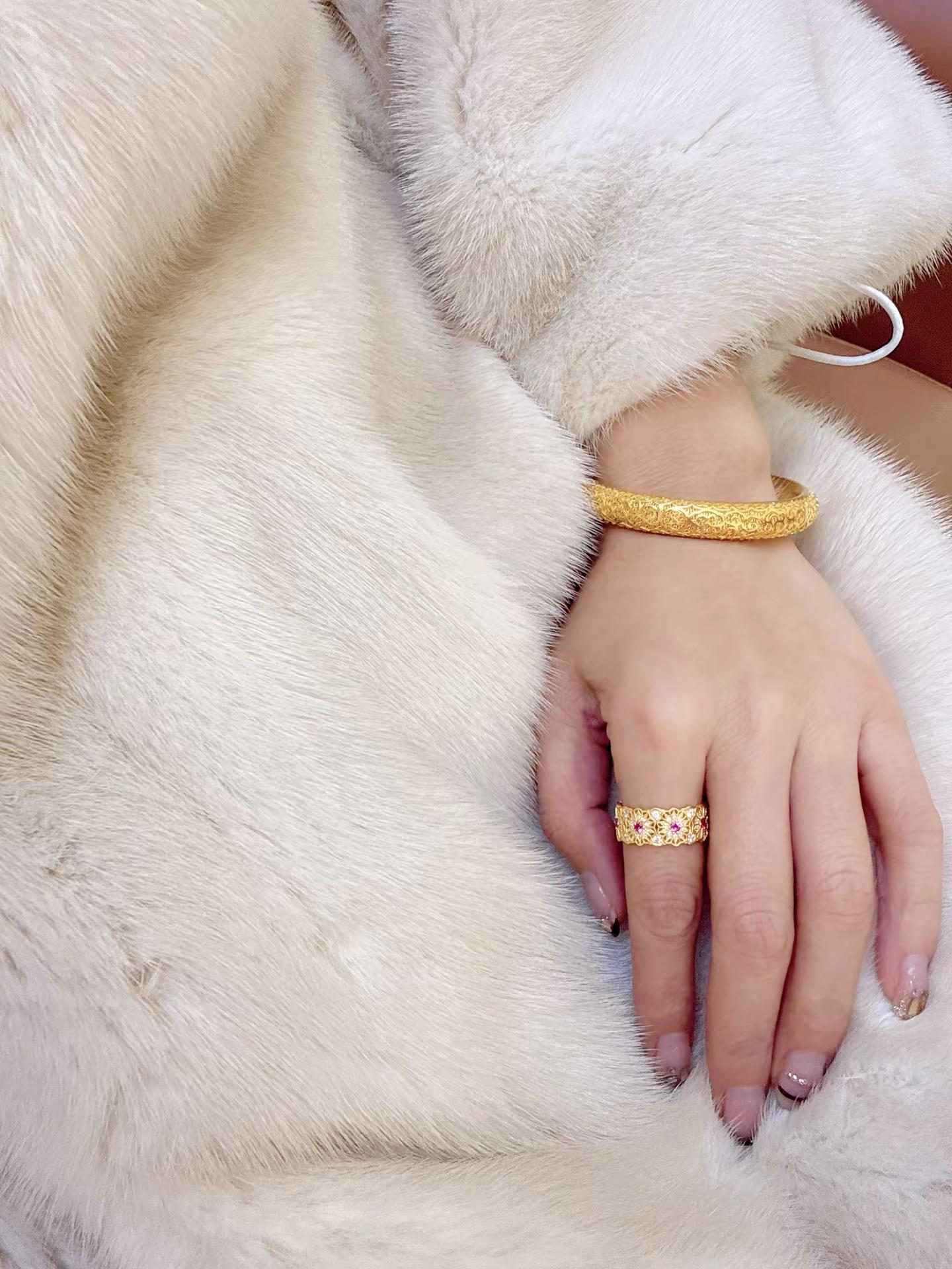 成熟女人的三大标志，穿貂，买黄金，听凤凰传奇