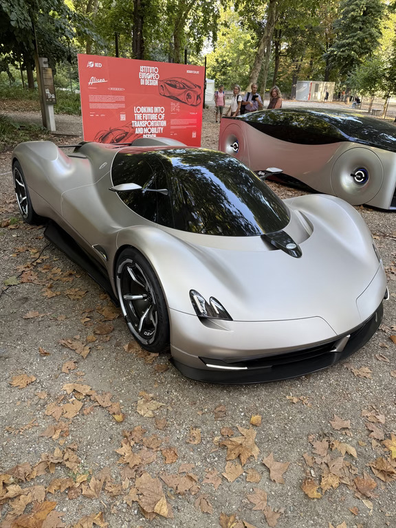 帕加尼Alisea 概念车
致敬经典Zonda 纪念Zonda诞生25周年
远处看的时候 因为被人群遮住了大部分看到了一点灯 还以为是Zonda
特斯拉TIME Concept  概念车
设计理念：完全自动驾驶，没有方向盘、没有踏板。把车内空间变成移动的生活空间，名字TIME寓意“在车上重新拿回属于自己的时间”。
#概念车 #帕加尼 #帕加尼Alisea #帕加尼zonda #zonda #特斯拉 #tesla