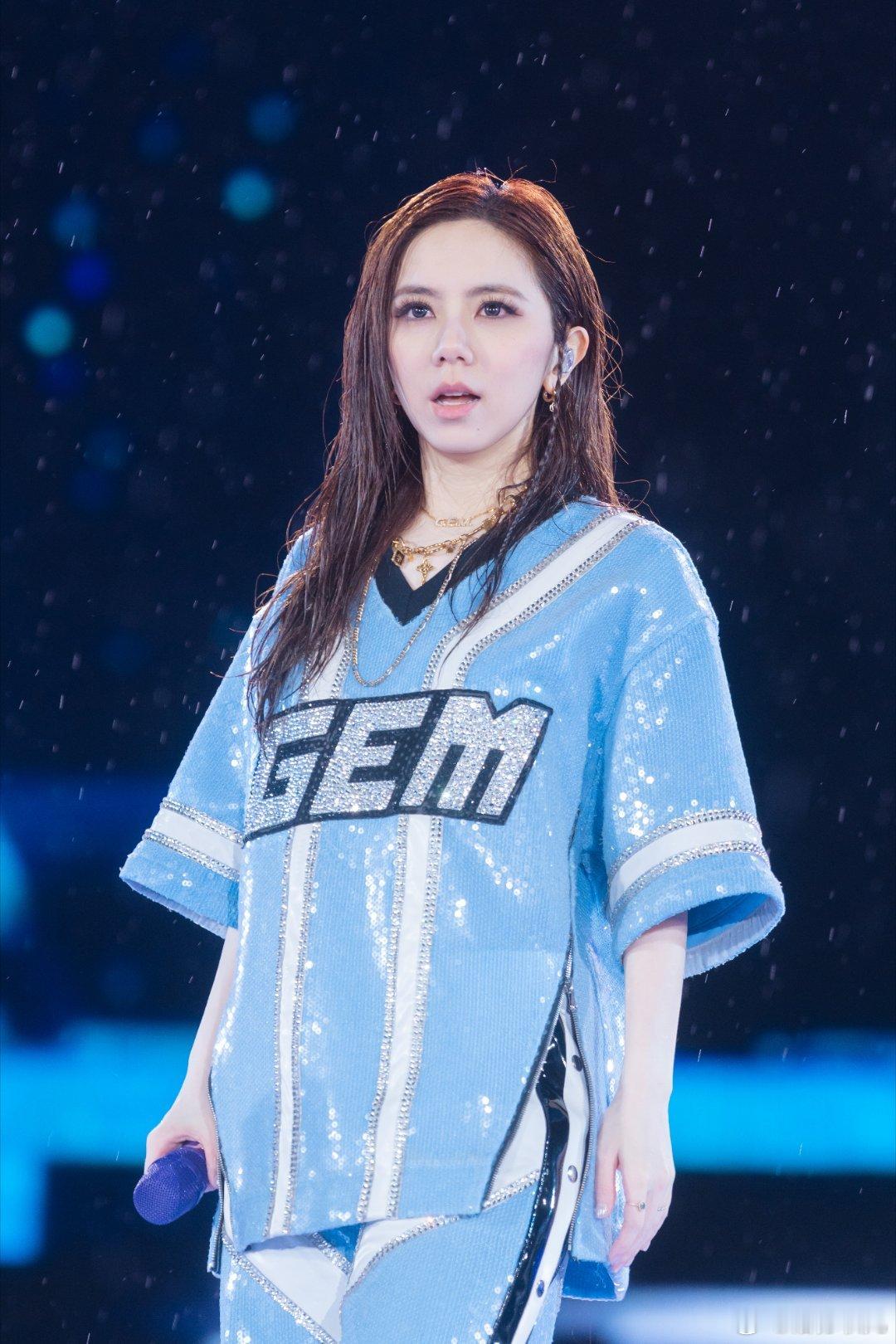 #数万观众冒雨陪邓紫棋唱完# 雨大到舞台一直有水，她全程没敷衍，观众也没散场。今晚深圳这场演唱会，估计会成为很多人记很久的夜晚。 ​