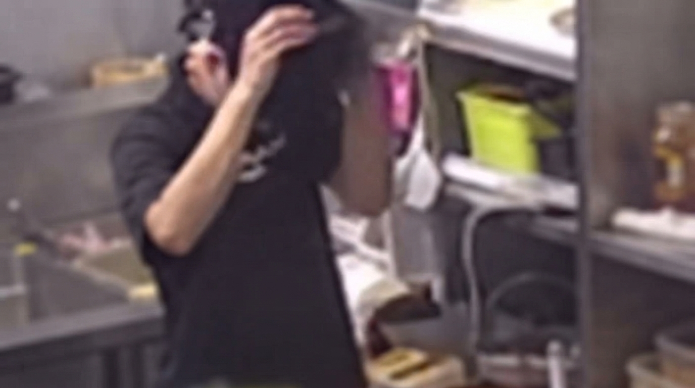 网传杭州一家尊宝比萨门店后厨出现恶劣行为，有员工疑似故意向披萨撒头屑。相关视频传播后迅速引发舆论关注。随后，涉事门店停业处理，并报警追责。

很多网友看到后第一反应都是：

“太恶心了。”

因为这已经不仅仅是“卫生差”问题，而是带有明显主观恶意的食品安全行为。同事看到也没有制止。

为什么这类事件
