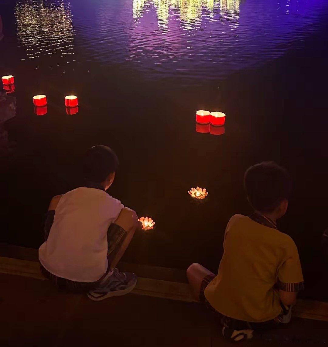 马龙的老婆夏露带着家人游西双版纳 好幸福的画面 ​