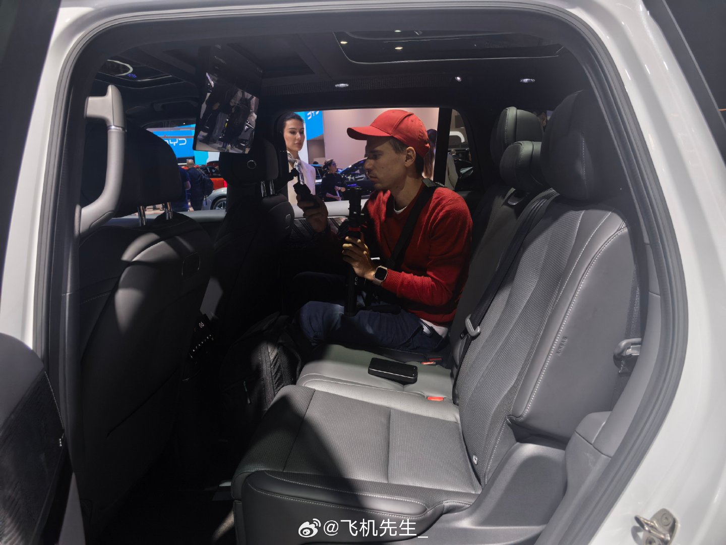 记得之前有同学问小鹏G9L有没有六座版？

这次G9L在海外是六座和七座版[doge]

六座带独立零重力。

#小鹏G9L巴黎车展全球上市# ​
