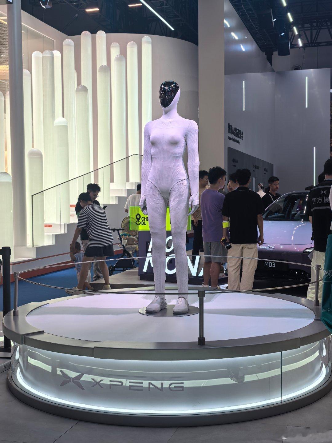 #IRON机器人闪现小鹏汽车成都车展# ​