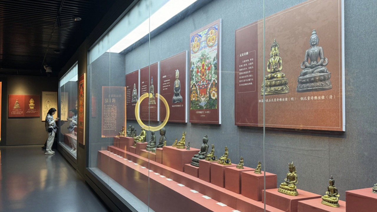 一尊流失海外百年的佛像，终于回到了祖国。消息一出，很多人眼眶发热。文物回家，从来不只是搬个物件，而是一个民族把被夺走的记忆，一片片拼回来。

这些年，我们从各国接回的文物越来越多：圆明园兽首、各类书画、佛像。每一件背后，都是漫长谈判、法理较量和无数人的坚持。它们本就不该流落异乡。

看着这些老物件归