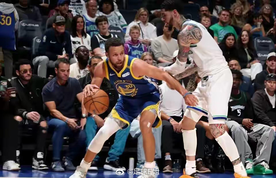 #库里超远三分命中##nba##nba竞彩篮球推荐##体育#NBA新赛季常规赛迎来一场西部强强对话，金州勇士奔赴明尼苏达客场挑战森林狼。经过四节拉锯对抗，勇士最终以119-114拿下比赛胜利，收获两连胜，球队战绩更新为2胜3负。本场能够顺利拿下客场战果，核心球星库里打出开赛以来最炸裂的一场比赛，堪称球队取 ​