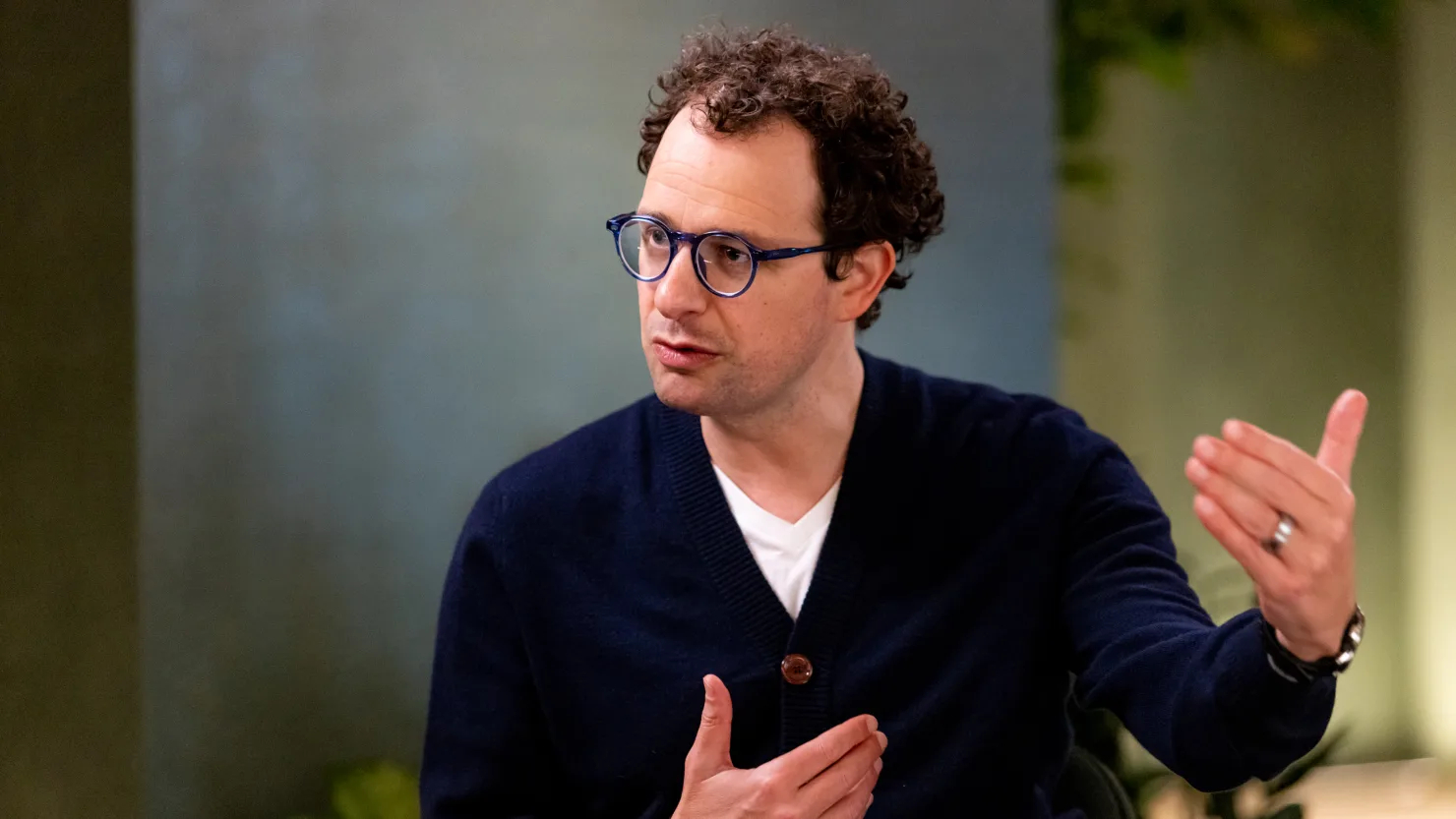 OpenAI今年不上市；Dario Amodei急呼AI减速，奥特曼、马斯克附和

OpenAI 首席执行官山姆・奥特曼表示，由于对人工智能安全问题的担忧日益加剧，公司今年不会上市。

在《财富》杂志周六刊发的采访中，奥特曼称，当下进行首次公开募股（IPO）是 “不明智的”。这一决定，将这场史上最受期待的上市计划 ​