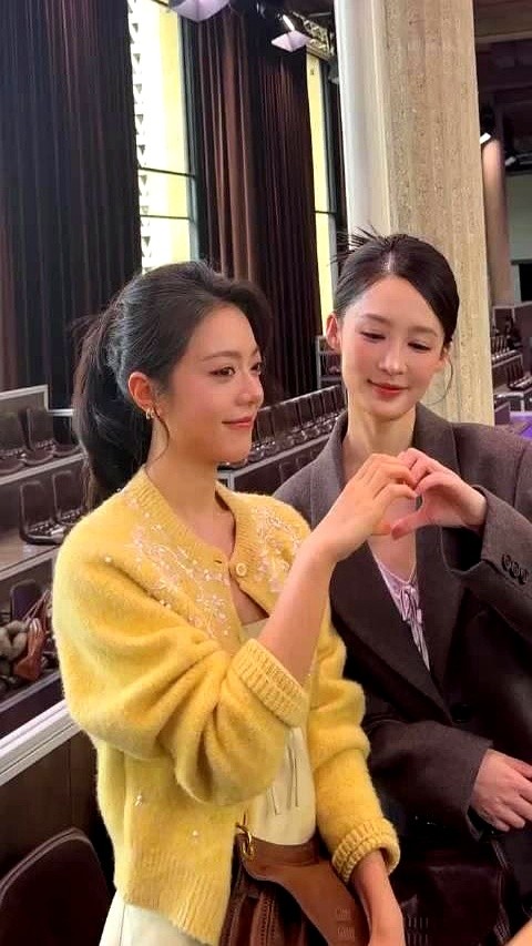 李沁和赵今麦在巴黎Miu Miu2027春夏秀场碰面了。没有女星同框的暗流涌动，两人直接连比了三次心。

赵今麦穿黄色针织开衫搭同色吊带裙，李沁一身长款灰大衣配浅粉内搭。休息间隙一碰头，两人当场热情拥抱。听见摄影师提议合影，她们顺势单手拼心、双手举过头顶，连换三组比心动作。

这段视频流出后立刻冲上