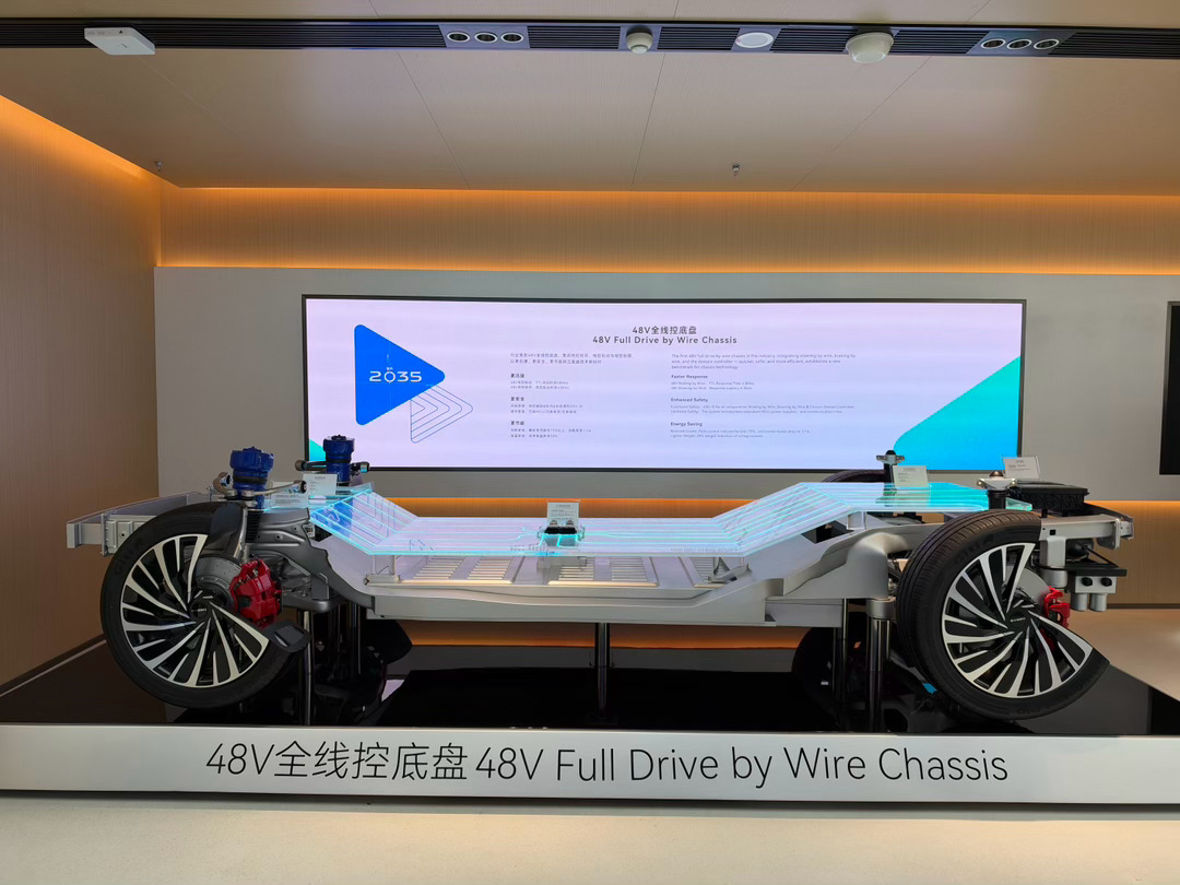 参加完2026奇瑞创新大会，我最大的感受就一句话：奇瑞这家公司，越来越“不务正业”了。

一家造汽车的，老老实实研究发动机、底盘不就完了吗？结果我到现场一看，机器人、低空飞行器、AI、芯片、固态电池……你不知道的，还以为我参加的是科技展。

但作为一个汽车工程师，我反而特别喜欢这种“不务正 ​
