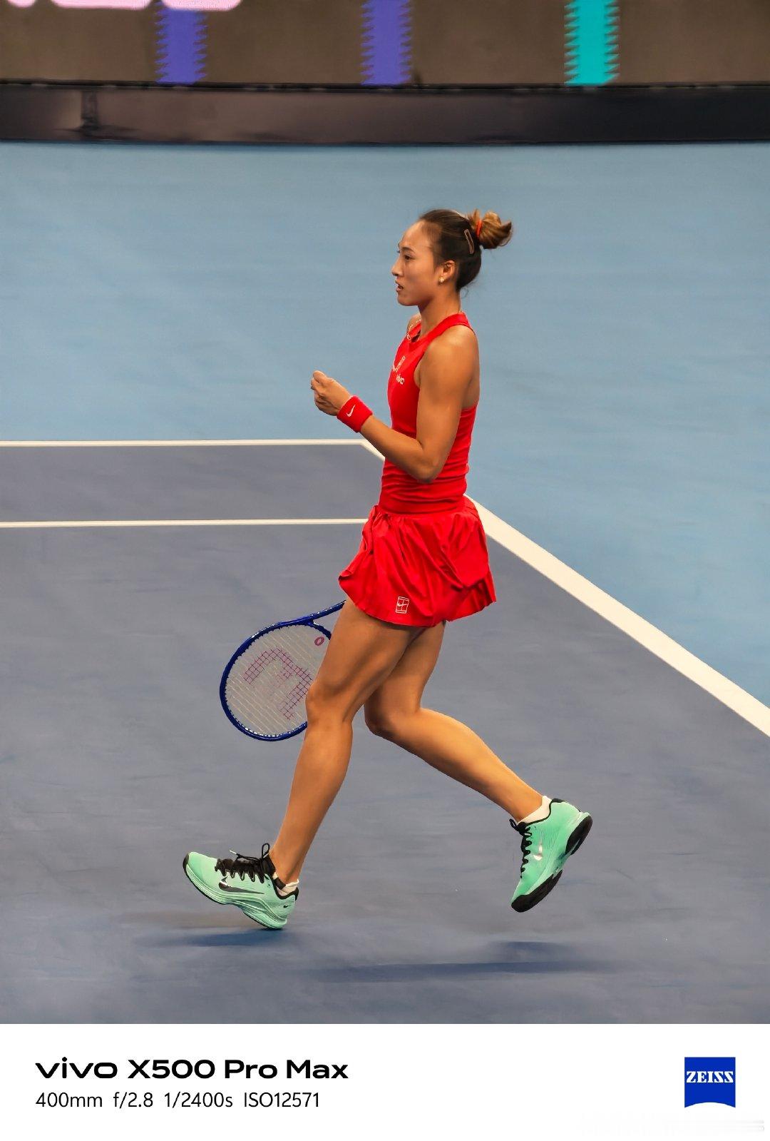 #vivo[超话]# 恭喜Queen Wen!
郑钦文首夺中网女单冠军，这是她个人职业生涯首个WTA1000赛事冠军，同时也是中网举办20届以来历史上首个本土选手斩获的女单冠军!
#用vivo看郑钦文比赛是什么体验##灭霸500##vivox500系列##vivox500直出电影感# ​