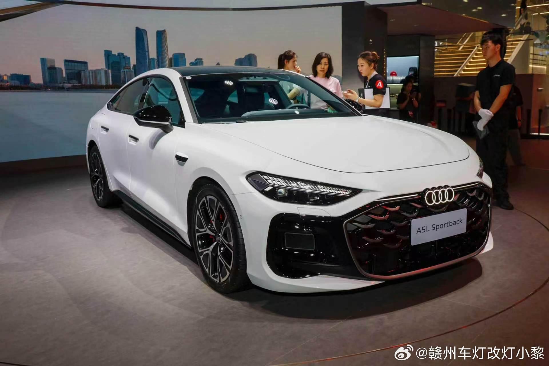 上汽奥迪A5L Sportback亮相，无框轿跑配上华为乾崑智驾2026成都车展重磅新车｜上汽奥迪A5L Sportback正式登场，这波更新直接把燃油豪华轿跑的上限拉高了！
作为难得保留纯正Sportback血统的豪华轿跑，全新A5L全系标配无框车门+溜背大掀背，颜值直接拉满，开门就是豪华轿跑的仪式感。全新数字化灯组+OLE ​
