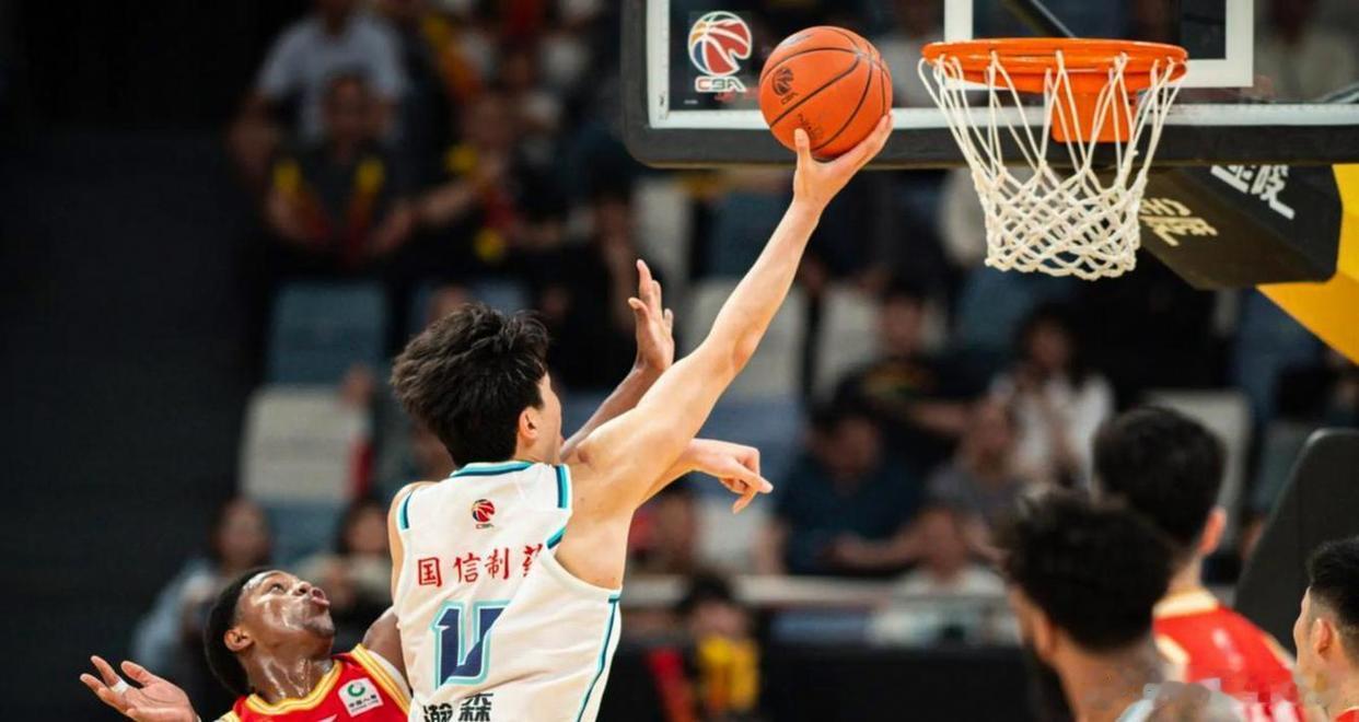 21岁杨瀚森在NBA夏季联赛打出18分两双的爆发表现，用赛场表现回击外界的重重质疑。本场比赛他进攻手段丰富，兼具策应、篮板护筐，同时也展现出落后局面下的自我调整能力。
 
即便打出高光，杨瀚森依旧保持清醒，主动承认自身差距。无论是对抗力量、防守横移，还是适配不同战术体系，都存在明显短板。开 ​
