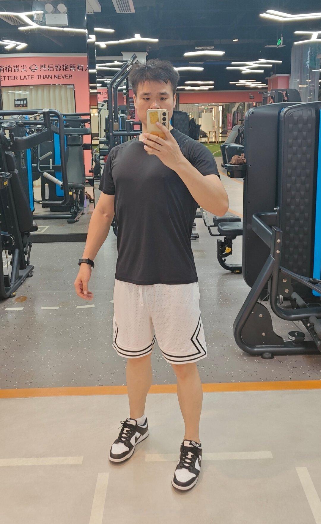 没订餐的一天，中午放纵了一下，下班后忍不住还是去练了一下肩，本来是休息日的，根本停不下来，中秋回老家了，就没条件练了。晚餐去公司隔壁新开的美团快乐猴买的减脂餐， ​