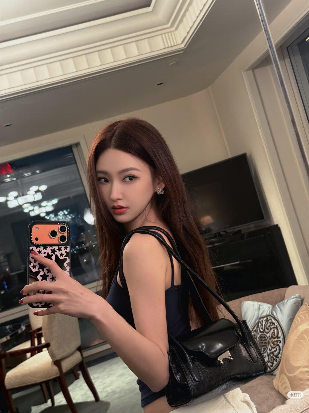 #程潇[超话]# cx#程潇姜婉怡#cx#程潇海岛舒服日志#

 𝙏𝙤 𝙨𝙝𝙞𝙣𝙚,𝙣𝙤𝙩 𝙗𝙚 𝙞𝙡𝙡𝙪𝙢𝙞𝙣𝙖𝙩𝙚𝙙.
去发光，而不是被照亮

​
