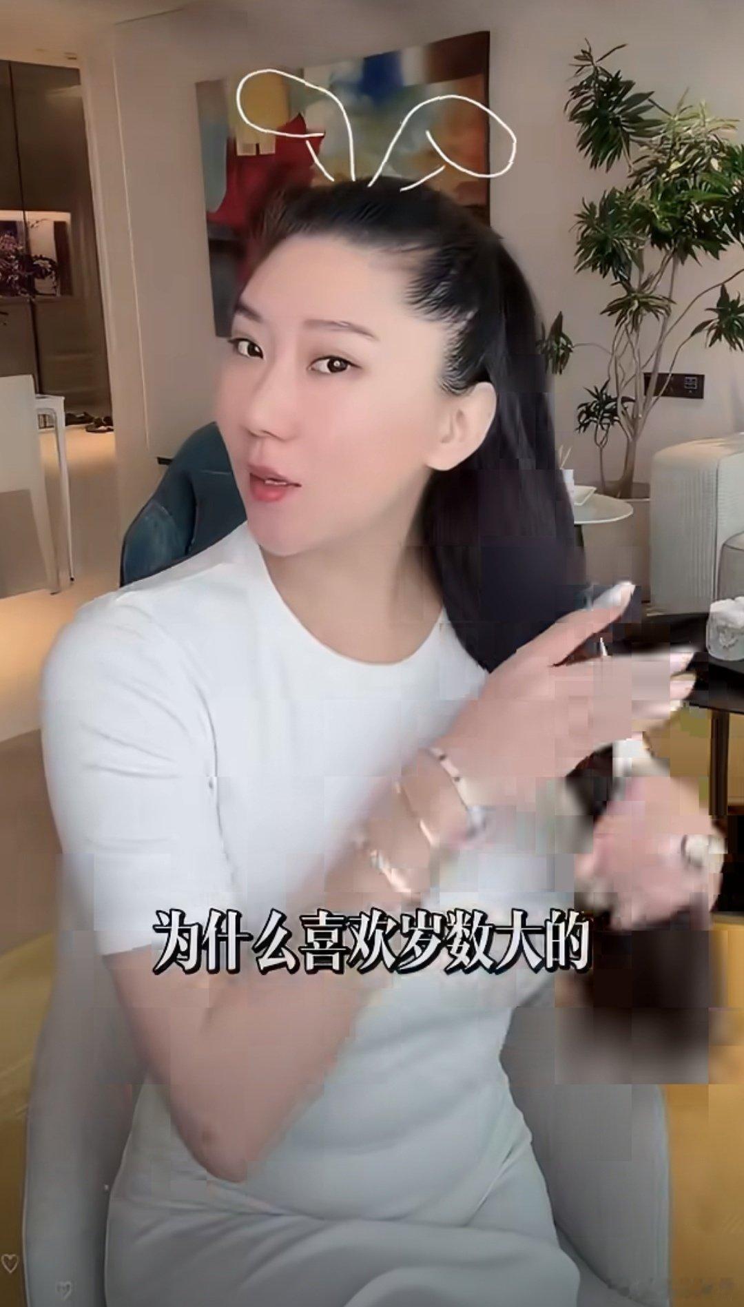 #谢贤前女友coco回应喜欢年龄大的##谢贤前女友coco高情商回应喜欢年龄大的#
Coco被问喜欢年龄大的人的看法，从容回应。年龄只是外在条件，只要是成年人，符合法律规定，感情选择权在自己手里。 ​