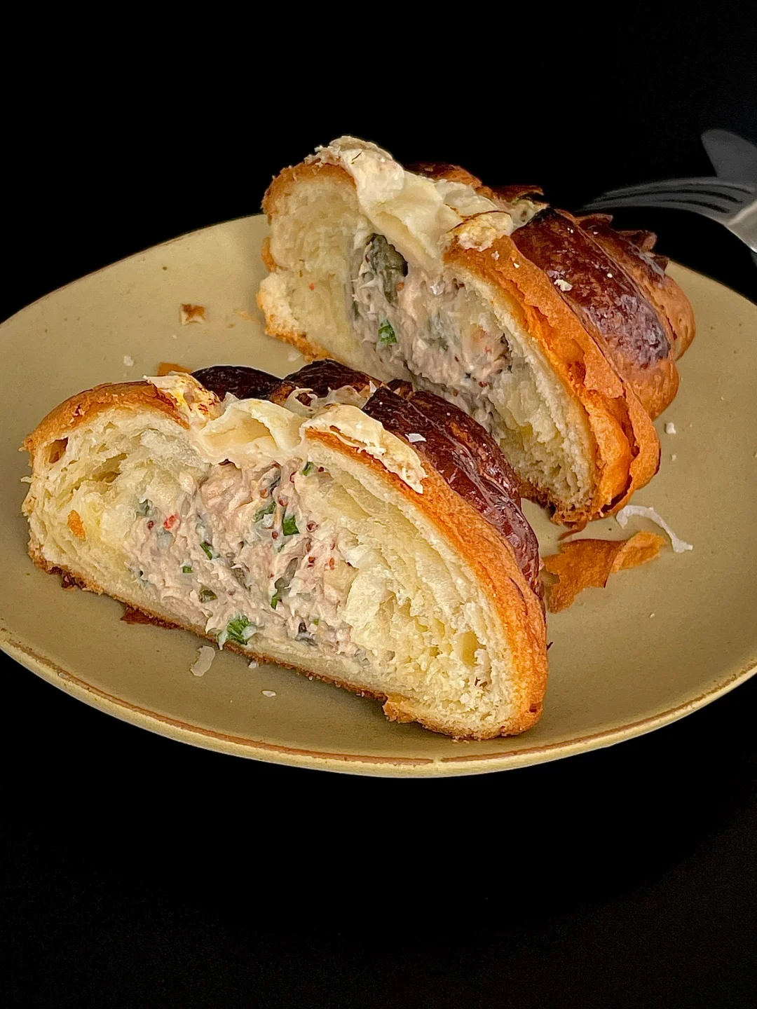 可颂就该这么吃！辣味金枪鱼可颂三明治🥐