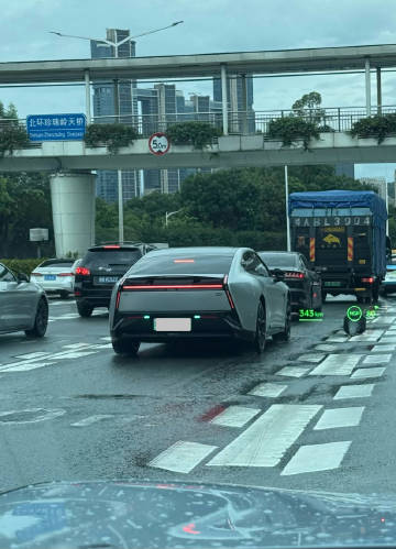 今天碰到了一辆尊贵的鹏翼门小鹏P7<span class="url-i...