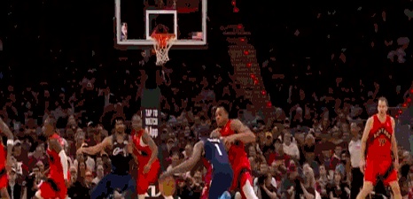 哈登又来一幕，把对手晃倒后命中三分，现场瞬间沸腾！    第二节，比分...