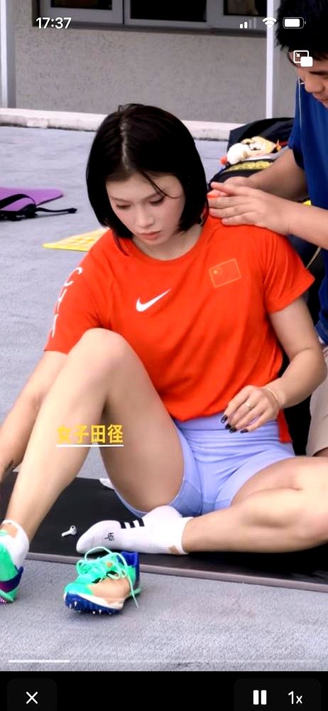 “长得好看才被说整容！”面对全网唾沫星子，吴艳妮直接把话砸在桌上。

纹身、化妆、抢跑，这姑娘一站上起跑线，看台上的非议就没停过。有人骂她太狂，她冷笑一声，直言自己就爱当这个“出头鸟”。

别人指望在屏幕前讨好网友，她跨栏鞋一蹬，甩出一句：我不靠网线，照样能把全国冠军的牌子挂脖子上。

终点线前的秒