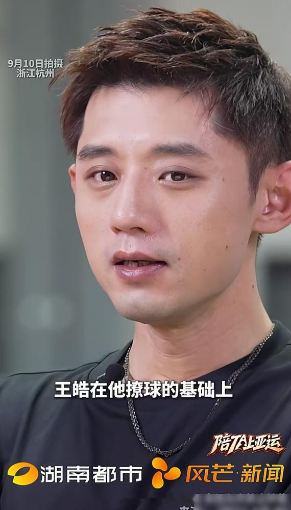 所有人都以为霸王拧是张继科的专属神技，他自己却亲手把这块金字招牌给砸了。
在风芒新闻的专访里，张继科直接摊牌：这技术真不是我发明的。
源头是捷克老将科贝尔，真正玩明白的是王皓，他自己充其量是个暴力升级版。唯一嚣张的是，他敢在关键分用，得分率高达80%。
当年他把这看家本领，毫无保留教给了16岁
