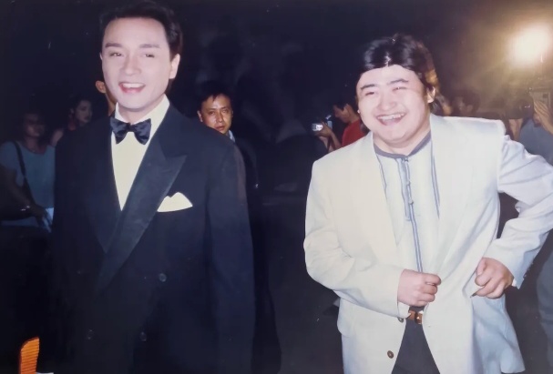 这是1997年香港回归当天41岁的张国荣与34岁的刘欢老师拍下的一张合影，张国荣一身黑色西装帅气潇洒，刘欢老师扎着长发，穿着白色西装，面带微笑的他看着和蔼可亲。
  刘欢老师与张国荣互相欣赏，都是很优秀的歌手，创作了很多优秀的歌曲，只可惜两人都去世比较早！