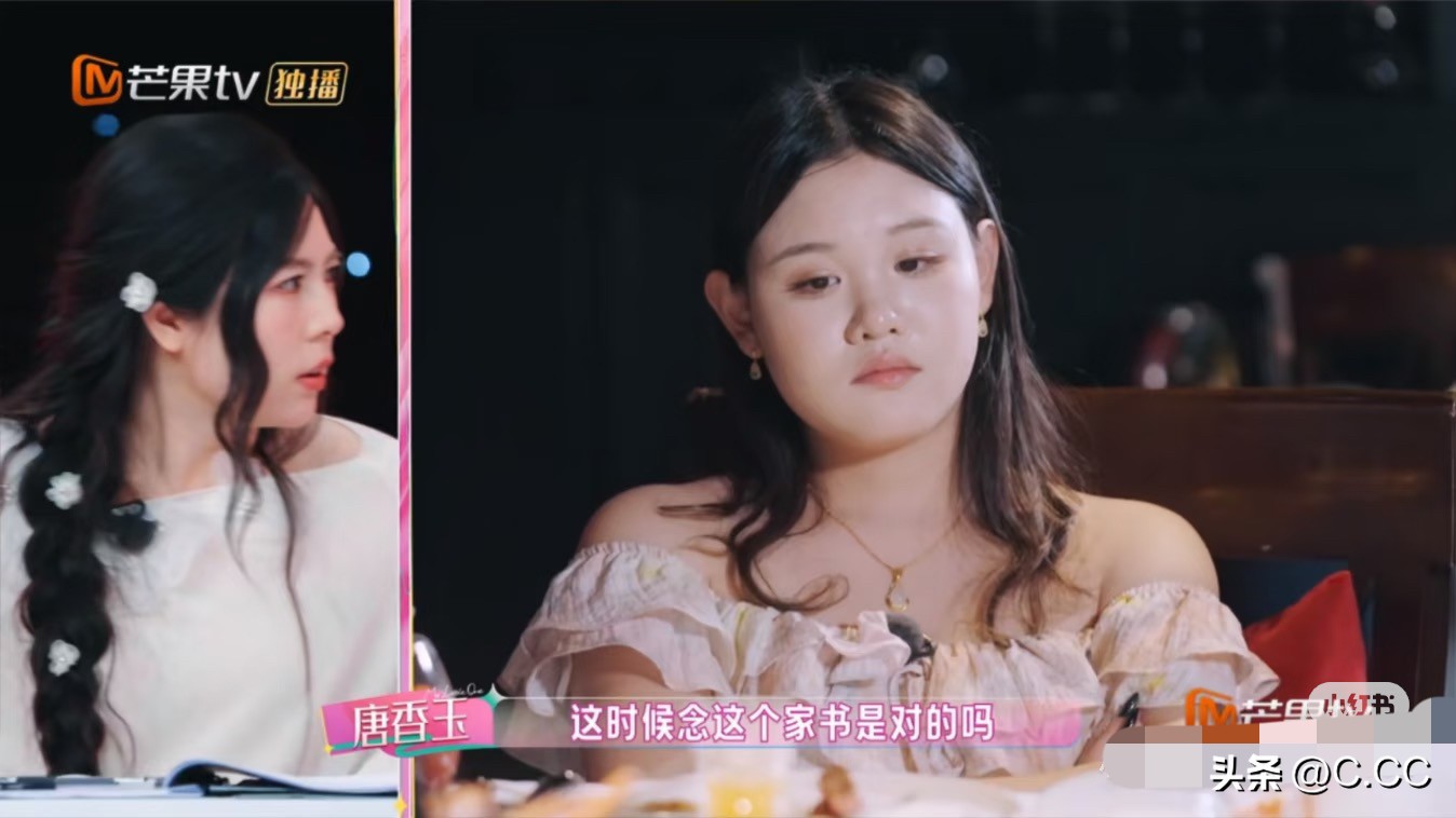 张家齐妈妈念家书这段，演播厅集体工伤！
唐香玉和其他妈妈们的表情太精彩了，
家齐真的心理素质太好了，
全程高能面不改改色的听完，并且沉着应对，
看了她之前对母亲的评价，
孩子真的好有涵养，
国家队养出的世界冠军，抗压能力和远见真不一般！