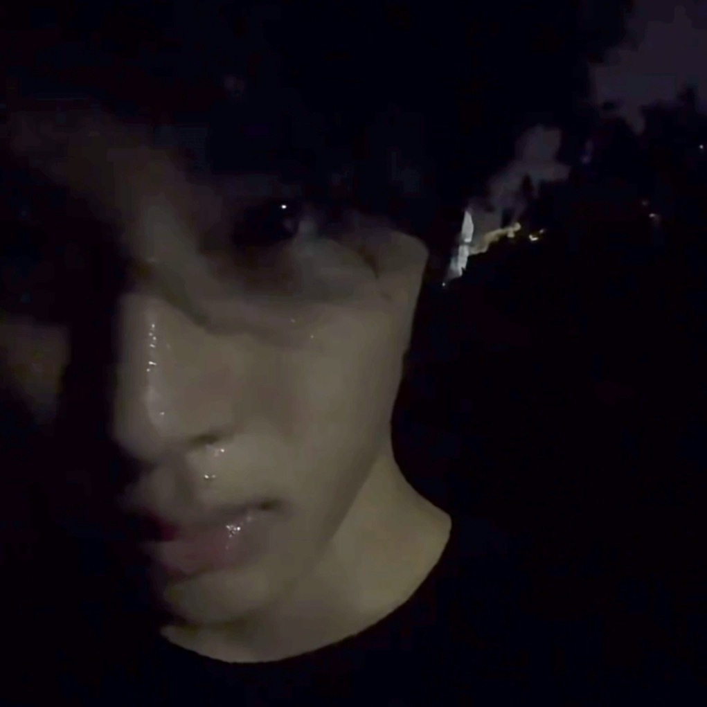 穿着印着都市醉汉的衣服在北京街头夜跑之后进行一番大卖萌✨ ​​​