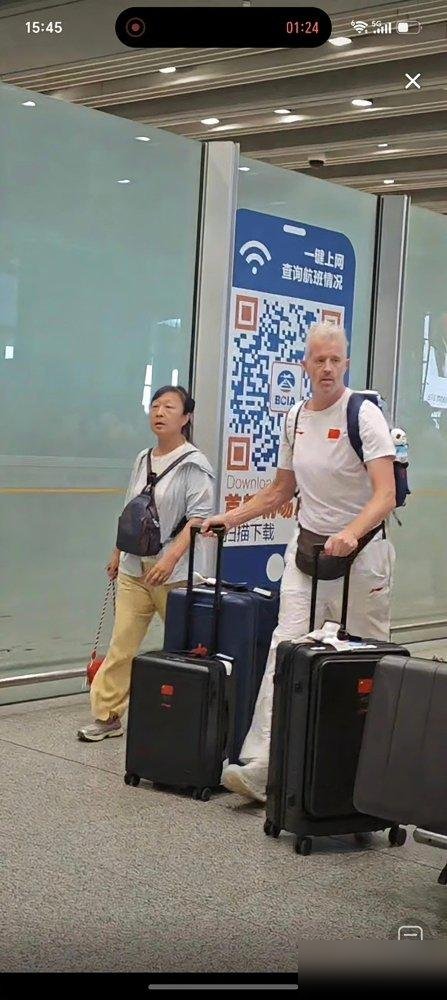 0比3输巴基斯坦，主教练当场下课，中国男排连块铜牌都没摸着。
比利时人海宁带队的最后一场，三局比分18-25、16-25、18-25。半决赛2比3被日本逆转，铜牌战直接被巴基斯坦横扫，毫无还手之力。亚锦赛八强，十几年最差。世界排名跌到34，洛杉矶奥运直通资格，没了。
当初喊的是冲击亚洲第一，结果