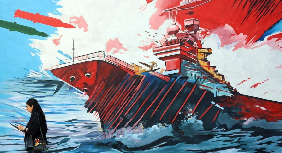 美军时隔一月再下狠手！两轮空袭连炸伊朗，8月30日精准打击霍尔木兹海峡入口拉腊克岛革命卫队设施，9月1日直接升级，防空雷达通信布雷全链条挨个炸。伊朗导弹砸向约旦美军基地，MQ-9死神无人机被凌空击落，特朗普放狠话要更狠报复。打打停停的消耗战背后，美国到底在怕什么？伊朗内部权力暗流涌动，这场持久战最终