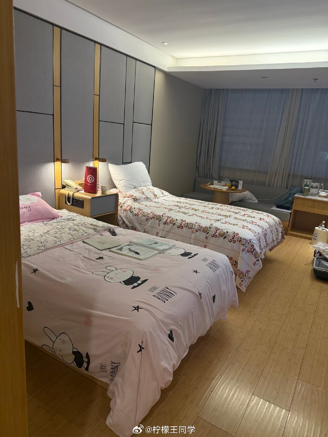 #家长月均花约3000元住酒店陪读#我非常不认可酒店陪读，住过酒店的都知道，房间的灯大都比较暗，而且呈暖色调，对孩子眼睛并不好

而且酒店晒衣服，吃饭也不方便，算上这些成本高，并没有多少家庭可以支撑的起 ​