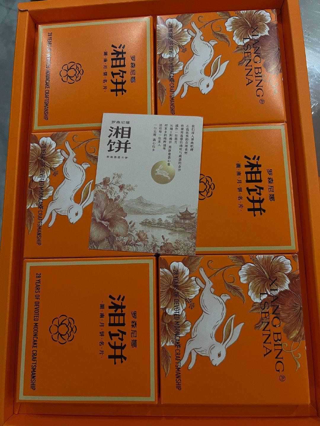平淡普通的一天，收到朋友寄来的月饼，
这份来自远方的心意，格外暖心。
生活的小幸福，往往藏在这些细碎瞬间里。
好好感受当下，平安顺遂就很好🌕 ​