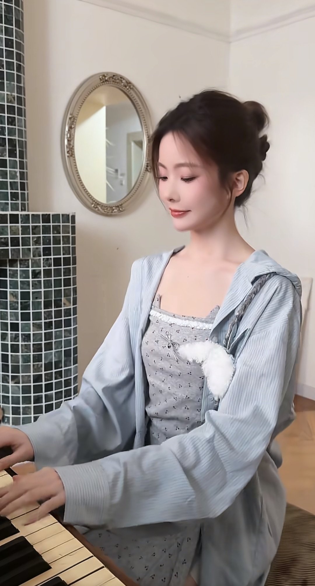 #陈卓璇[超话]# 小璇风们！有没有宝宝知道这一套是哪家的，想买同款，真的好好看[爱慕][爱慕][爱慕] ​