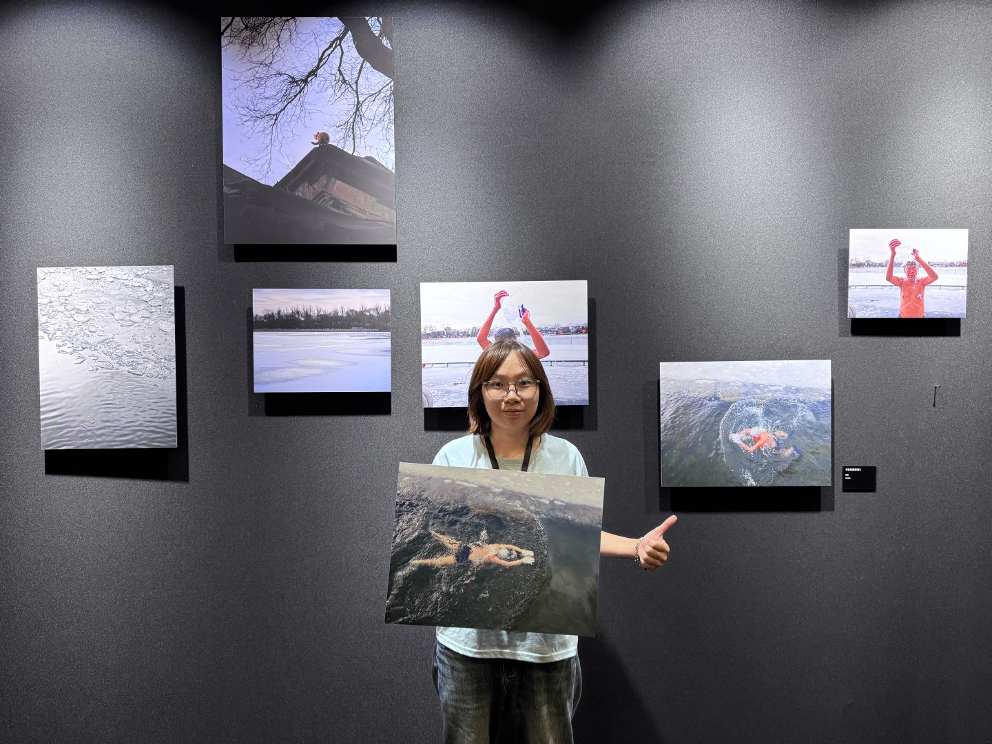 公司的摄影展 我有两幅作品获奖
用小米17ultra拍摄的长江轮渡故事和冬泳爱好者组图
昨天展览结束了 中间一直想抽空再去看次
再来就是拿回自己展品的时候了
像进货

#小米手机#  对焦热爱 影像出彩  ​
