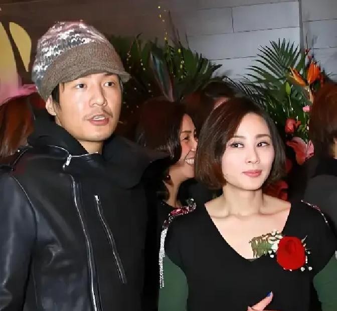 老婆下楼买包烟，整整消失三天三夜，回来后递上那包烟，老公连句“去哪了”都不问，撕开包装点上就抽，换成咱们普通人，这日子恐怕早掀桌子没法过了

但这事儿搁在朴树和吴晓敏两口子身上，好像又透着股说不出的理所当然

那可是2006年夏末的北京，屋里烟味散得差不多了，朴树拨弄着吉他，让吴晓敏下楼跑一趟

半