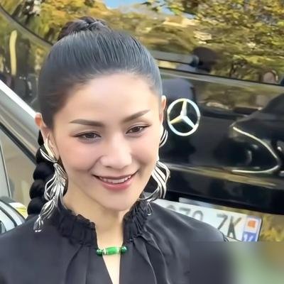 巴黎生图一放出来，胡可和蓝盈莹这状态，直接把“中年女演员”这五个字给重新定义了。
胡可一身黑，中式的剪裁，配着玉，往那一站就是压场子的大气。不硬凹少女感，脸上纹路清清楚楚，反而好看。蓝盈莹换了条白裙子，利落，干练，眼神还是那股劲儿。
有意思的是，这俩人私下路子完全不一样。胡可那边，刚跟沙溢把俩儿