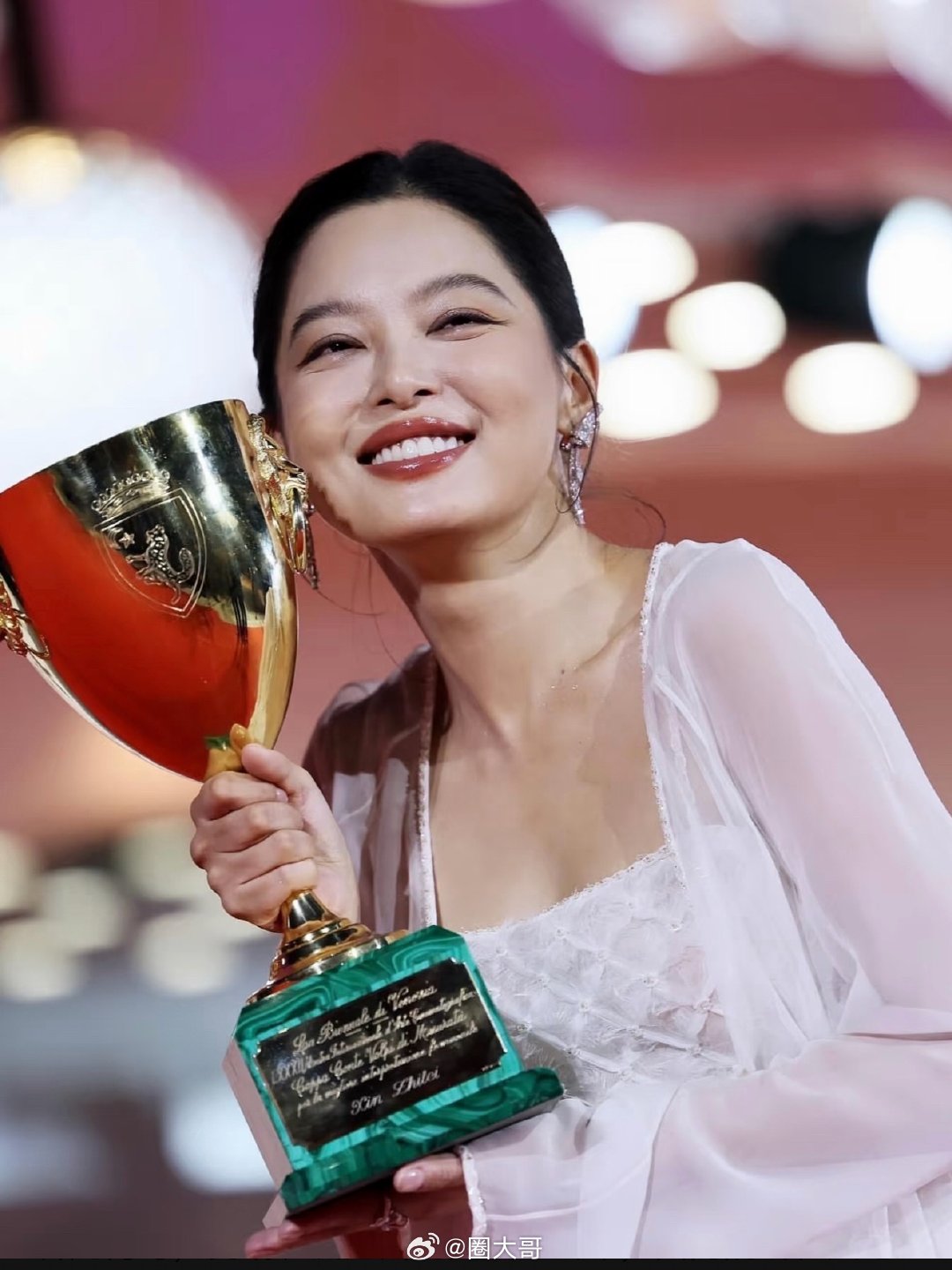 #剧综嘴替请开麦##剧综观点局# 

39届金鸡提名名单出炉，可以说几家欢喜几家愁，目前最幸福的应该是宋佳了吧

在电视剧主流奖“一串三”的宋佳，这次凭借《志愿军》提名金鸡影后，引发全网热议：女配的戏份，居然拿了女主的剧本。这是咋回事～

不过，从宋佳的履历就能发现， 宋佳已经连续斩获六项国内 ​