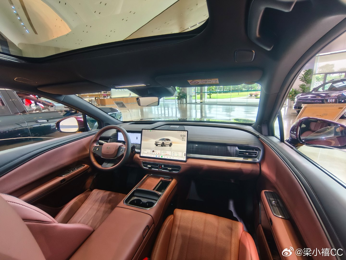 昊铂S600，一眼心动的满配座驾
之前追着埃安昊铂中国行的内容，就对昊铂S600惦记了好久。上周在商圈路口偶遇实车，溜背车身在车流里线条利落得亮眼，我忍不住多追了半条街。后来去门店坐进车里，摸到Nappa座椅的软滑质感，才懂这份心动不是空穴来风。20万内满配运动SUV，智驾和舒适全拉满，刚好适配我 ​