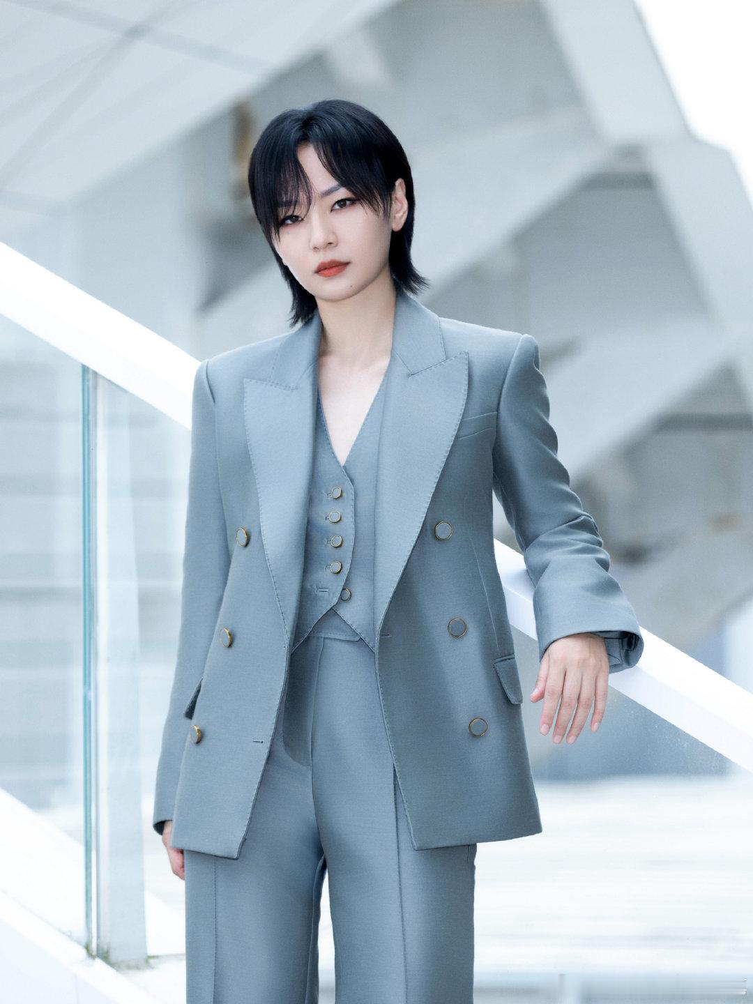 #周笔畅[超话]##有歌第二季##周笔畅女大十八变成都特别场# 

你继续闪闪发光 我奔赴你的同时 我也将你年少时未完成的梦装进脑海 观看四季的风
浪漫的不是星座，而是独一无二的你
“海的故事有海鸥聆听 海的深处藏着我对你汹涌澎湃的爱意.” ​