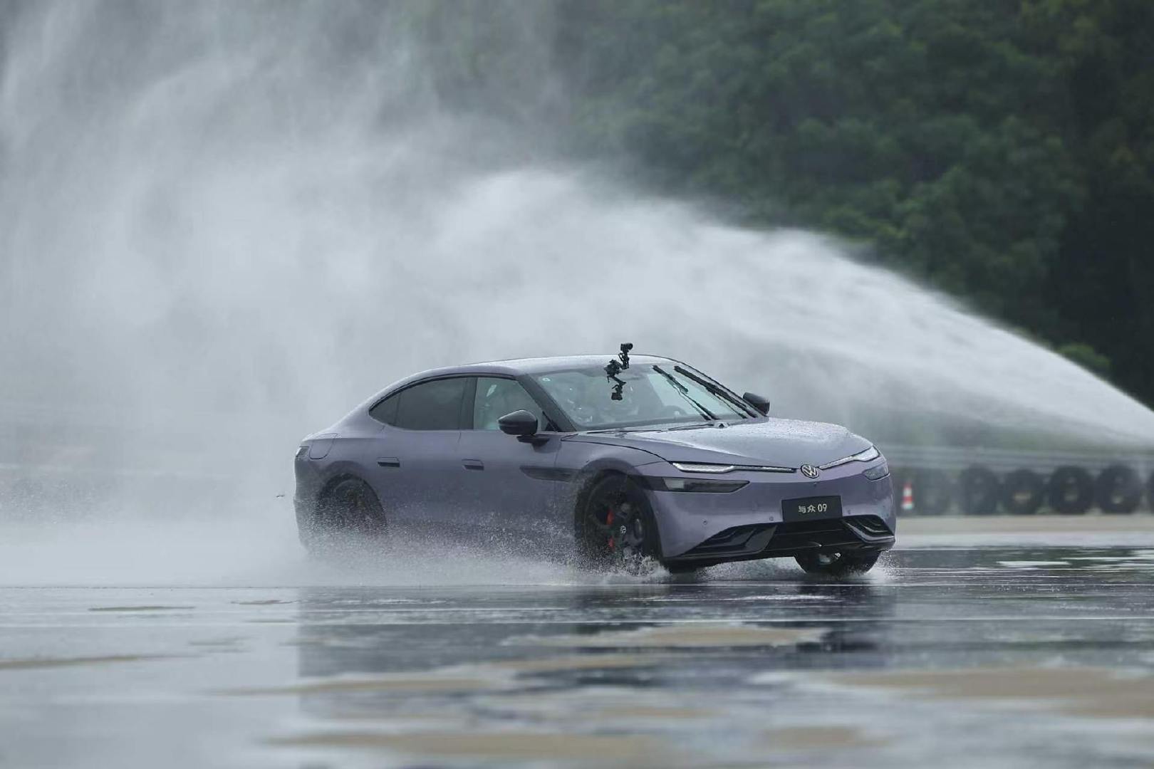 🌧️暴雨才是最好的实验场！
路面打滑、积水不敢过、视线变差💦
与众09夏测，恶劣雨天照样稳开✅
多重场景从容hold住
极端天气出行，也能从容见优雅🚗
#与众09从容见优雅# #与众09# #与众09夏测# #大众最美智能纯电轿跑# #大众安徽# #大众智能纯电新势力# ​