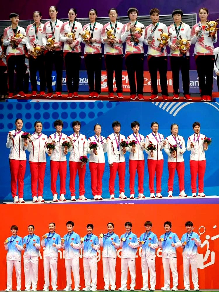 脚踝打着封闭，大腿拉着伤，国羽姑娘硬是给日本队剃了个3比0。

陈雨菲拖着打过封闭的脚踝上场，两局就把对手死死钉在底线。王祉怡大腿带着伤，咬着后槽牙跟山口茜死磕75分钟，先丢一局硬是翻出盘来抢下首分。

刘圣书膝盖疼得跳不起来，搭档谭宁就一个人死扛双倍训练量。赛场下贾一凡抖出姐妹们带伤硬顶的底子，几