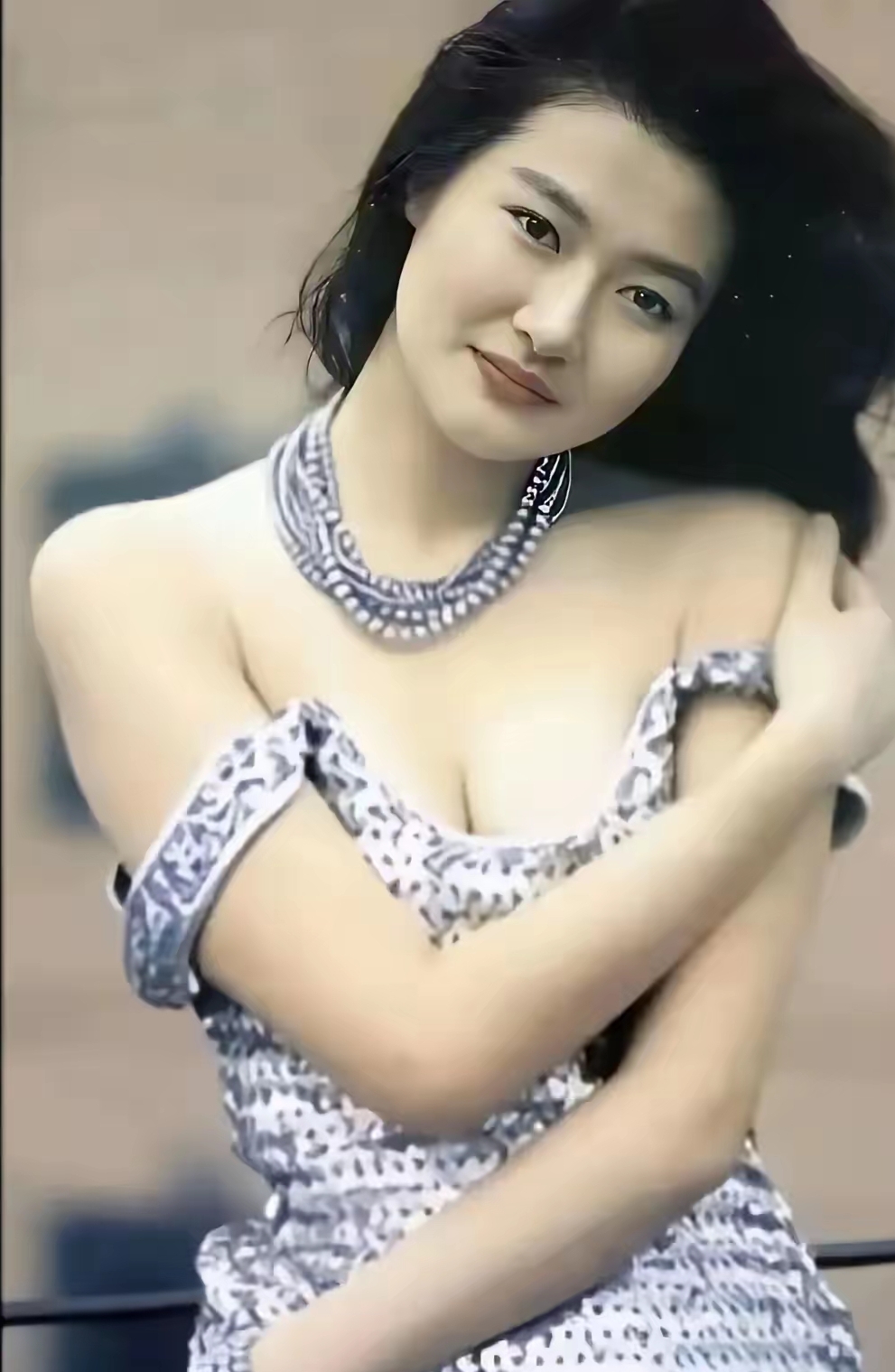 年轻这张脸真的惊艳！颜值不输张曼玉，气质对标关之琳。五官清秀灵动，清水出芙蓉，没有浓妆堆砌，大方又亲切，看着特别舒服。
 
不是那种有距离感的美艳，清新自然，一眼难忘。
 
能认出她的，基本都是40岁上下的老影迷了。当年看过她作品的人，估计都被这股干净的气质打动过。
 
时光一晃多年，不知道还有多少