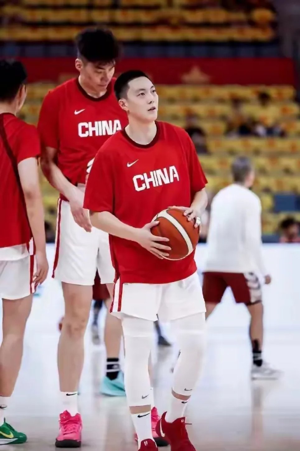 你知道胡明轩会
给王俊杰传球吗！因为胡明轩不想在国家证明什么东西，是国家队的老常客，而且还担任过男篮的队长，而且在国际大赛中，已经证明过，而且也不怕黑粉喷，都成习惯了。
胡明轩打球球商还是很高的，其实胡明轩如果像廖三宁那么独，中国队输球的概率，会少很多，恰好像廖三宁，庞峥麟都是想要 ​