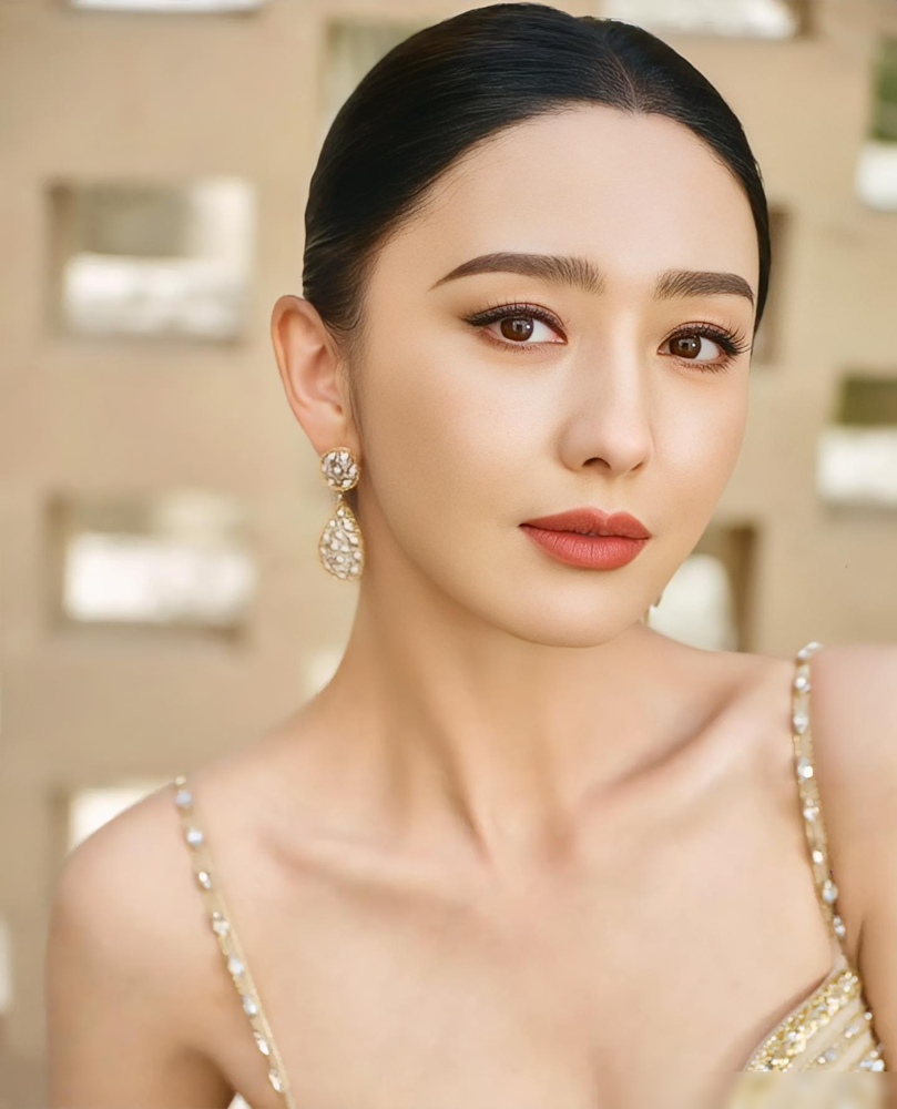陈思诚零点卡点为佟丽娅庆生，从恋爱到离婚后没断过，一边跟新女友阮巨热恋，一边雷打不动送祝福。再看佟丽娅的感情史，公开承认的从头到尾就他一个，雷佳音那些全是没影的绯闻。当年陈思诚被拍夜会两女，她朋友圈只发了一句重新开始，丫丫加油，连句重话都没有。离婚声明写的是换种身份守护，结果真就守着过，孩子生日一起