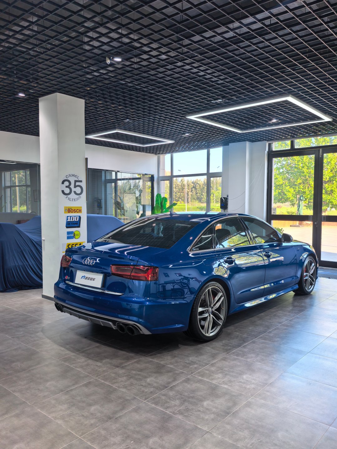 C7 这一代的 S6，属于耐看型
矩阵大灯现在看，很有秩序，很德系 ​
