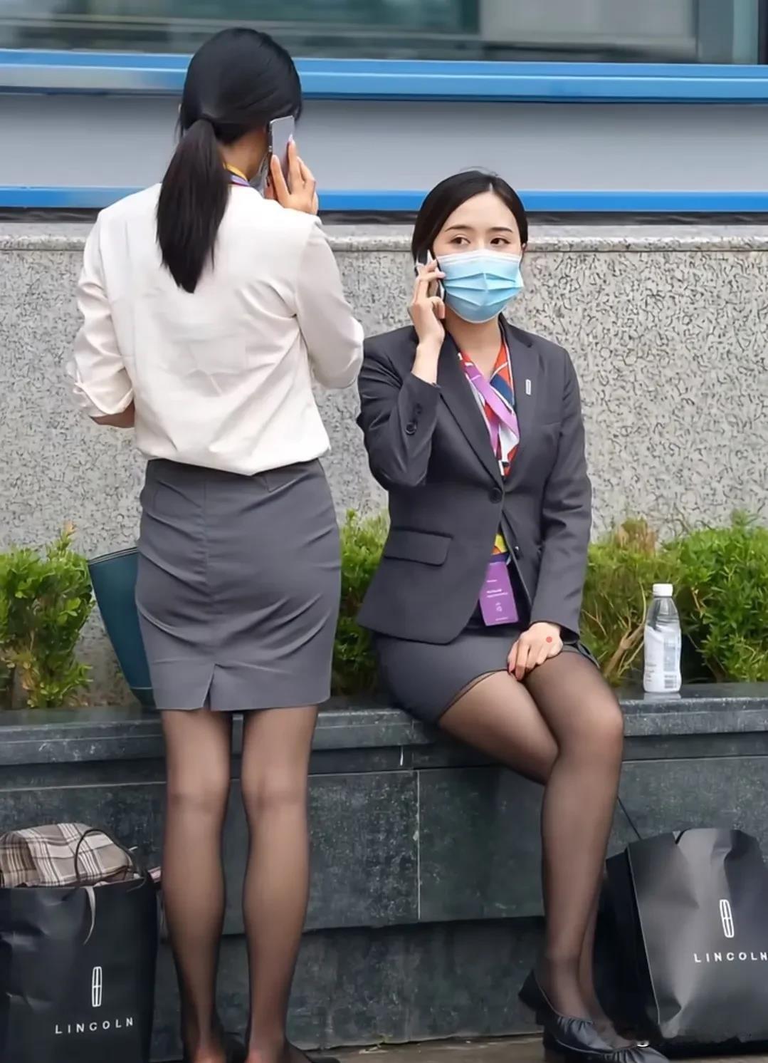 空乘小姐姐穿制服逛街被拍，网友：这也太飒了吧！✨  昨天刷到一组街拍图...