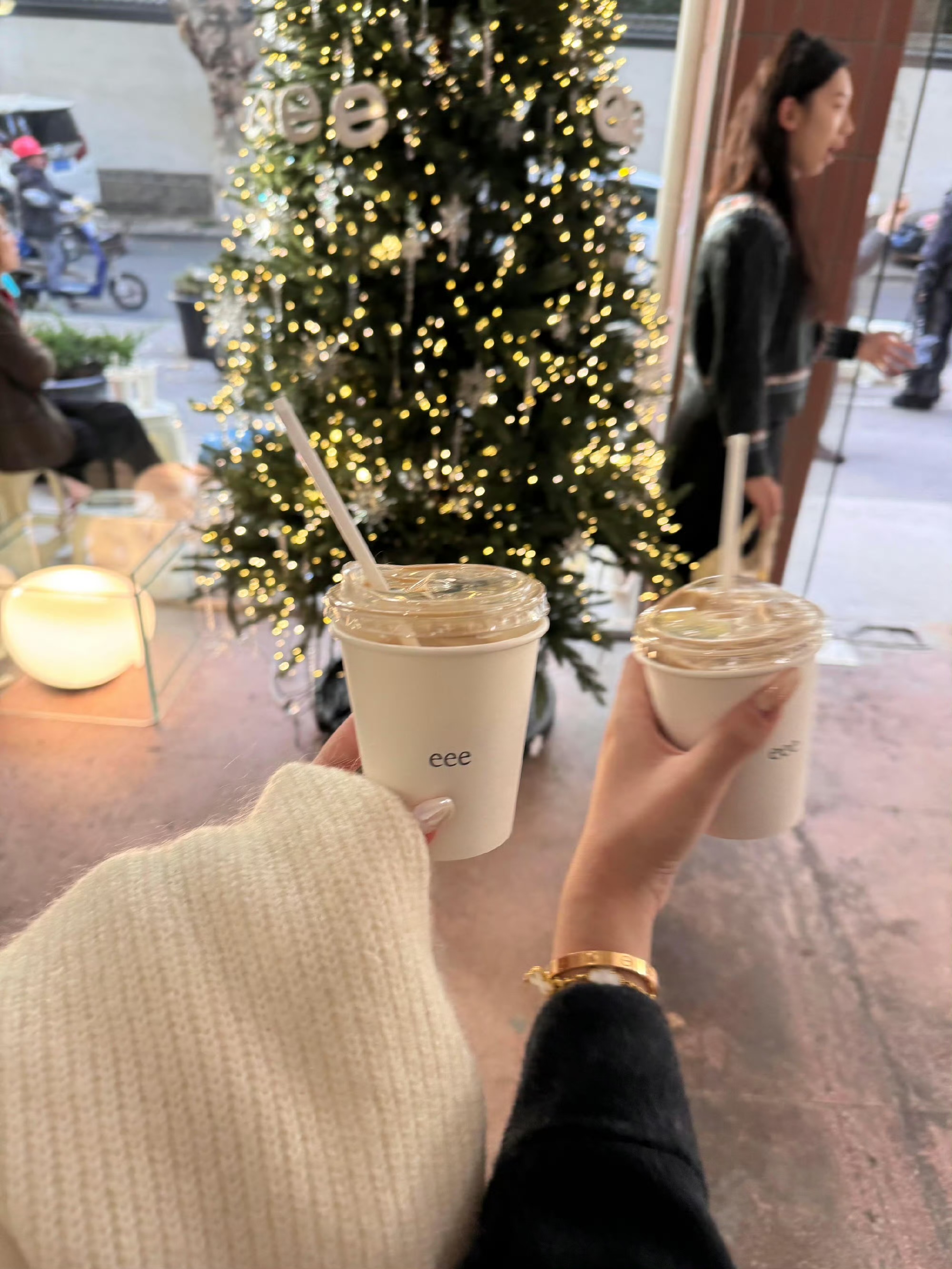 “热爱生活的人，不应该随便找个人搭伙过日子的。”