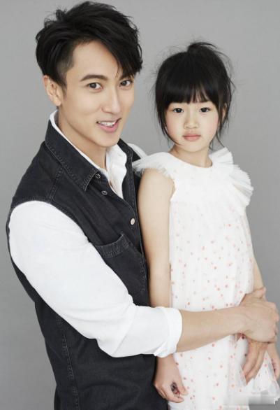#吴尊晒neinei穿婚服# 刷到这组照片的时候真的愣了好久，记忆里还停留在《爸爸去哪儿》里那个软乎乎、说话带着奶音的小丫头，怎么一眨眼就出落得亭亭玉立，眉眼越长越漂亮，完全是落落大方的大姑娘了。

自己当了妈之后，对这种 “孩子忽然长大” 的瞬间格外共情。看着吴尊的微博文字，既觉得欣慰骄傲 ​