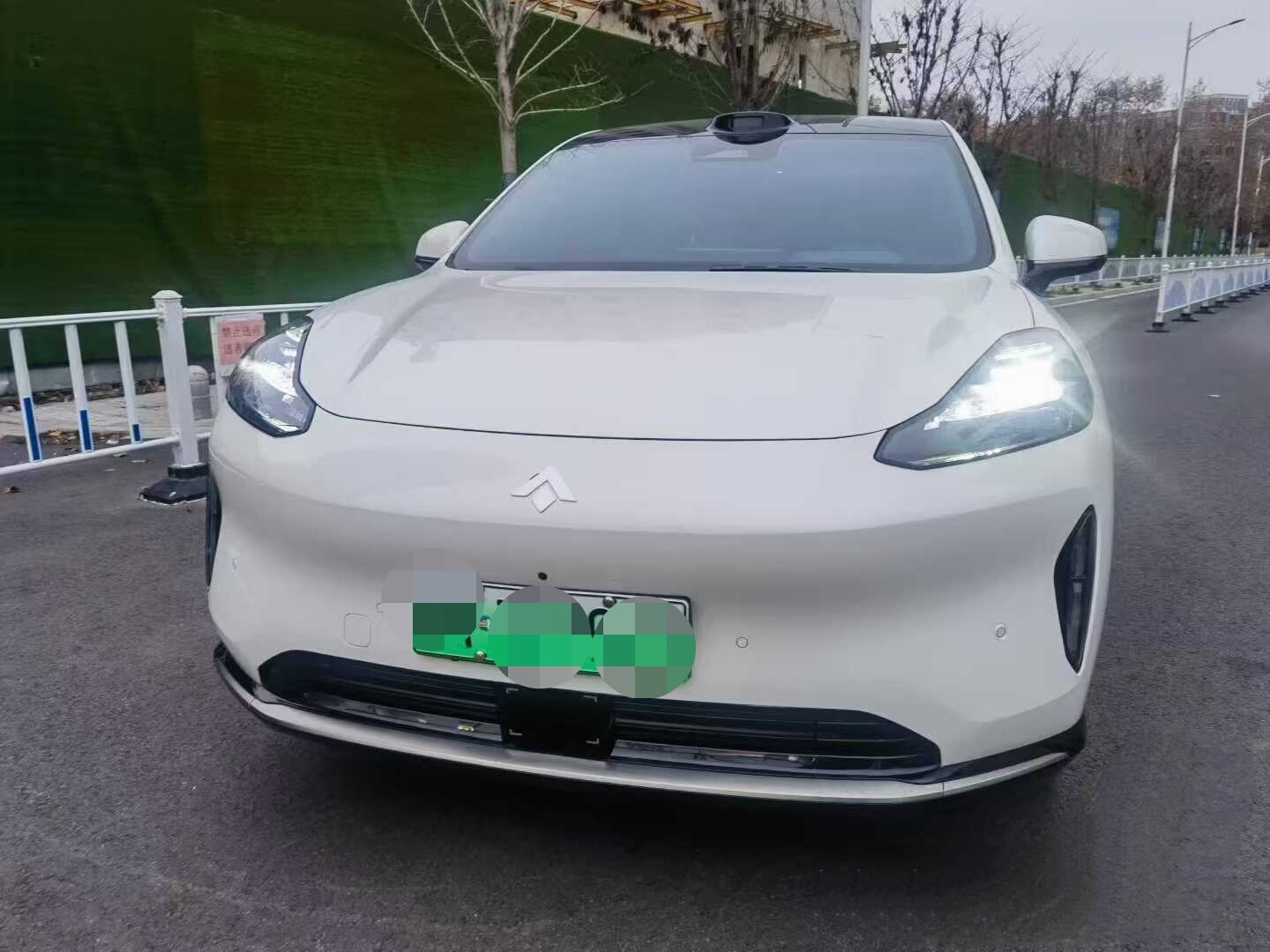 多场景出行，昊铂HT化解出行难题
自己亲身经历过不少节假日出行，昊铂HT带给我的踏实感受十分真切。节假日跑高速，开启智驾辅助，长时间开车不再疲惫难熬。全家满载出游，座舱空间宽裕，老人小孩坐着都舒展。节假日补能速度可观，不用在充电桩长时间排队等候。日常城市通勤遇上拥堵路况，车辆跟车启停顺滑，开起来省心