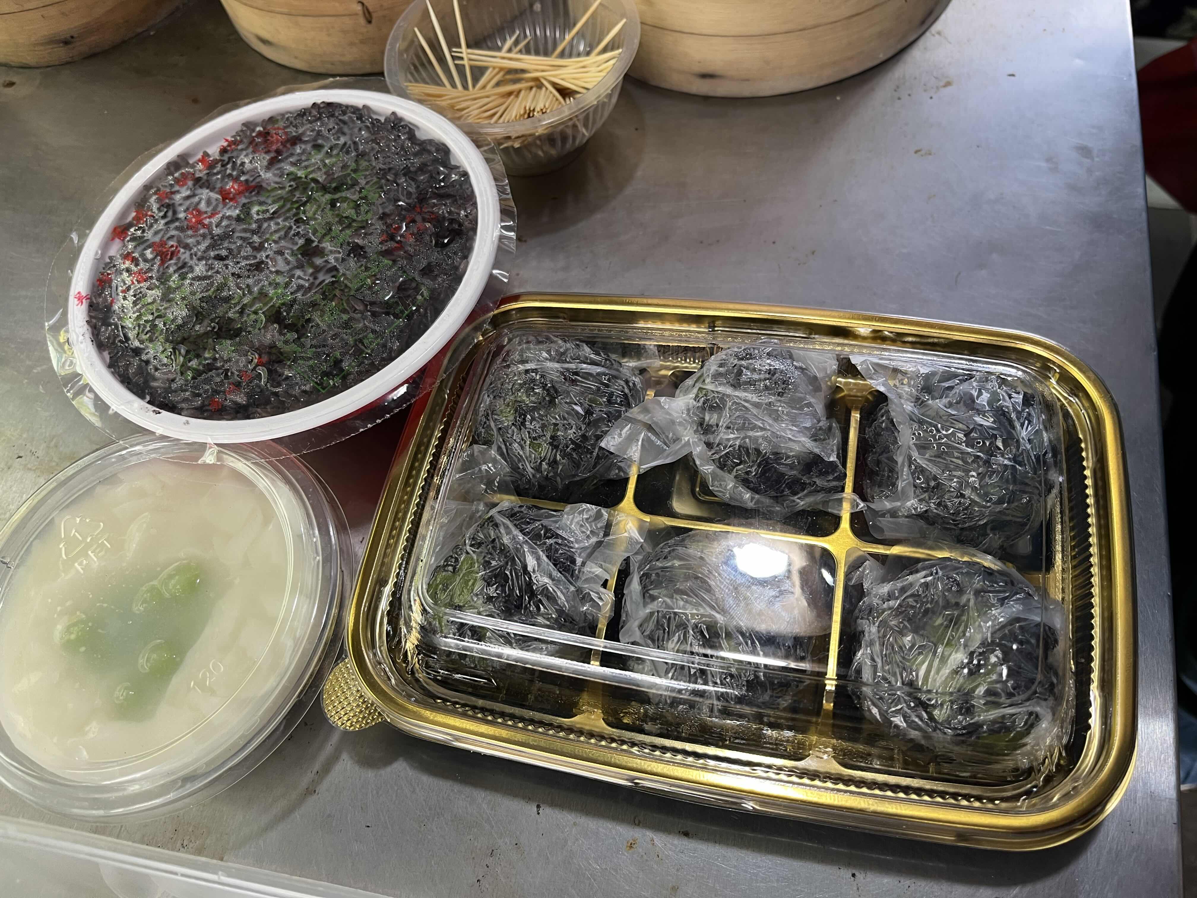 女摊主因差评跳河轻生令人痛惜，人活着，真的别困在别人的评价里
 
近日看到一则新闻，心里特别难受：某地一位普通女摊主，因为顾客觉得菜量不满意，被发了避雷帖，随后引来大批网友跟风差评、跟风吐槽，无形的网络暴力压垮了她。最终，这位摊主留下遗言，说自己承受不住“心中的网暴”，选择跳河轻生，抛下了两个年幼的