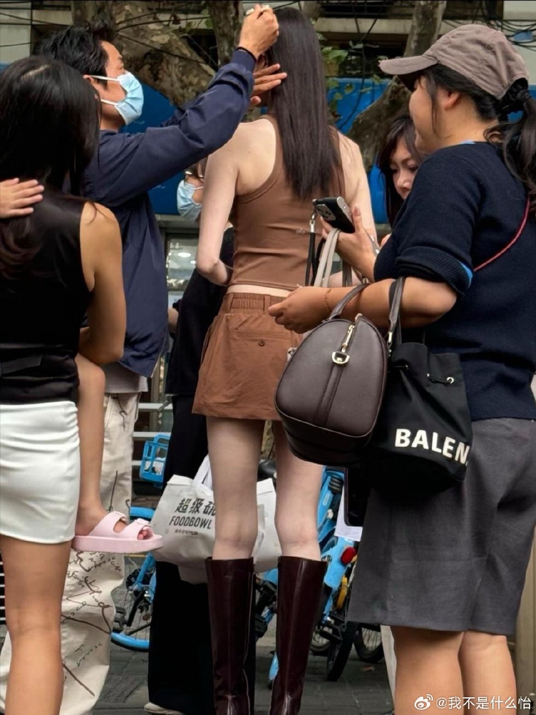 37岁超模何穗在上海街头被偶遇，她穿着小短裙和长筒靴，身材又高又瘦，目测有1.8米，皮肤白到发光，和普通人一对比，完全就是仙女啊！ ​
